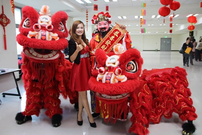 主持人PeiPei與舞龍舞獅和財神爺,在開場前紀念留影
