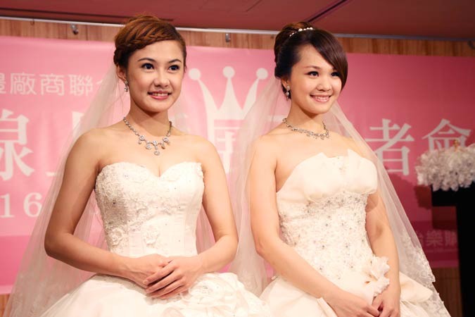 婚紗記者會-佩佩以及貝兒穿上吸睛婚紗,擔任禮儀小姐