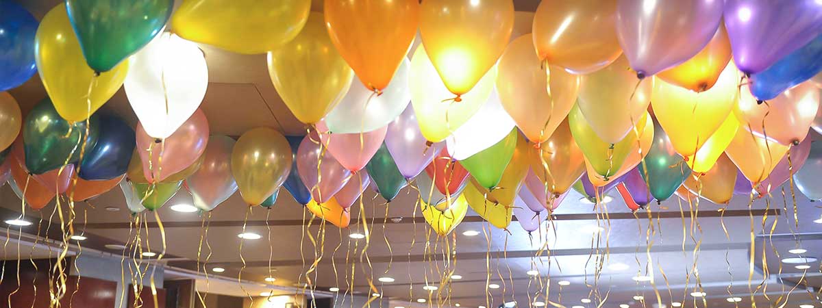 生日派對或聖誕派對..等派對佈置，使用繽紛的氣球布置就可以擁有歡樂繽紛的效果