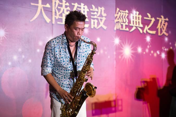 薩克斯風樂手老師,在建設公司晚會吹奏經典的樂曲