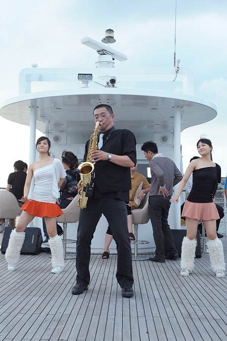 Saxophone老師與兩位跳舞老師一起帶嗨遊艇派對