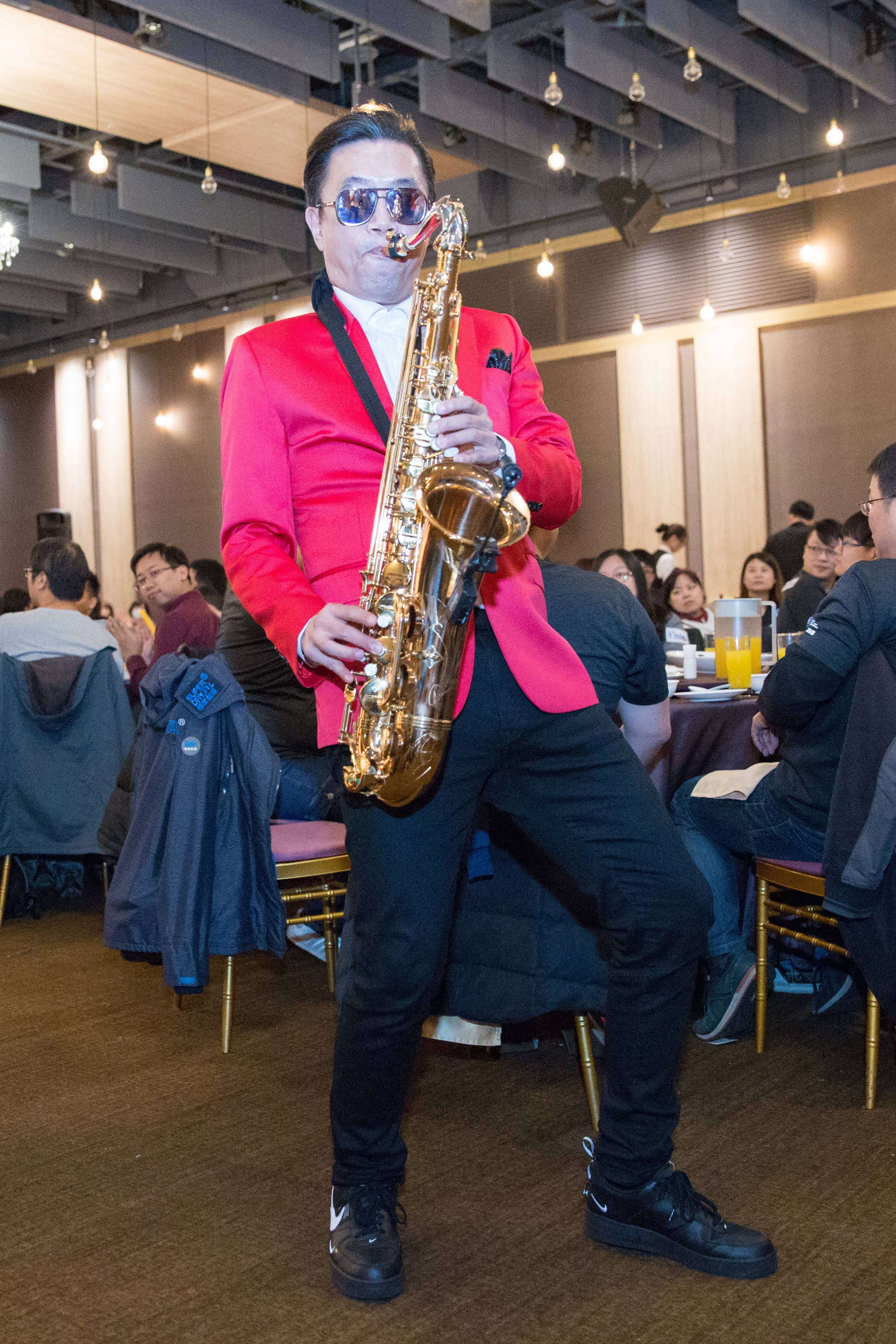 Saxophone老師與兩位跳舞老師一起帶嗨遊艇派對