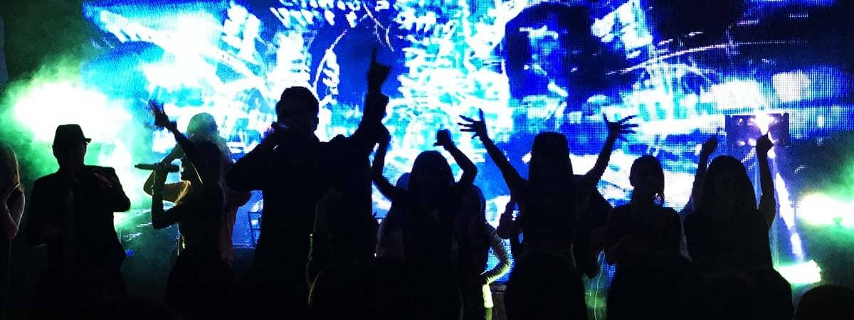 電視牆前方 外國人樂團帶嗨全場