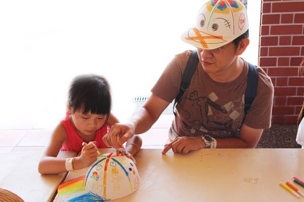 家庭日的DIY活動，父女合作畫著可愛帽子