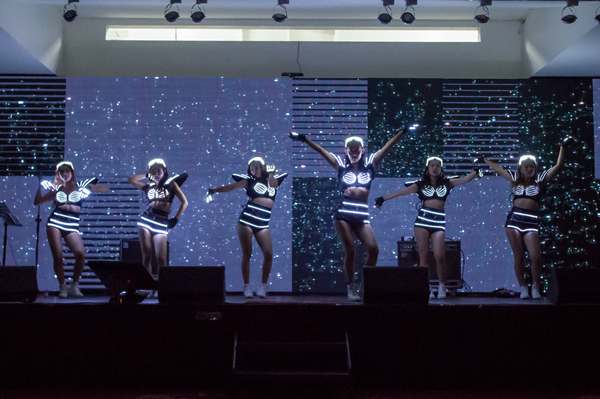 開場秀LED舞團女舞者，搭配電視牆效果超炫！