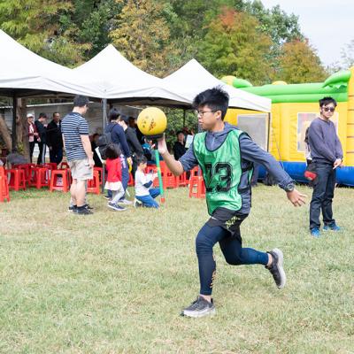公司家庭日大地遊戲，員工穿上號碼背心進行接力遊戲