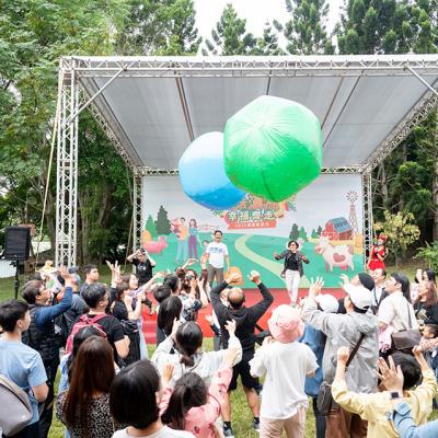 企業家庭日戶外活動員工一同傳遞大球