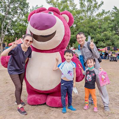 公司園遊會活動員工親子和可愛吉祥物拍照留念