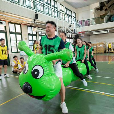公司運動會辦在室內體育場，Team building團體競賽活動正熱力進行中