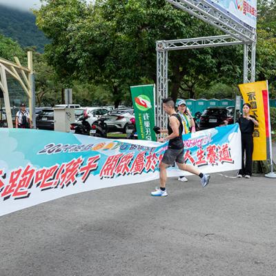 集團運動會路跑活動，第一位同仁抵達終點線起跑布