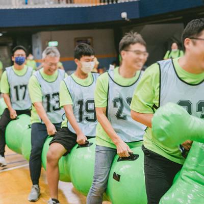 公司sports day活動企劃，充氣毛毛蟲的多人趣味競賽團體活動