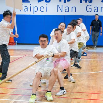 企業sports day在南港運動中心舉行，活動企劃加入拔河為團體競賽看點環節