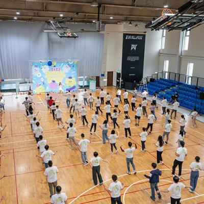 室內企業集團運動會在國民運動中心舉行，進行開場帶動暖身