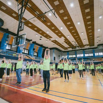 企業家庭日運動會開場儀式後，由主持人與帶動跳老師帶領公司同仁拉伸展操暖身