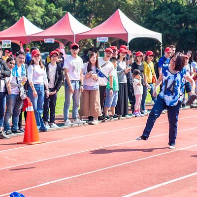 科技公司運動日假學校操場舉辦，活動企劃中的趣味競賽環節由穿著號碼衣的隊員輪流挑戰