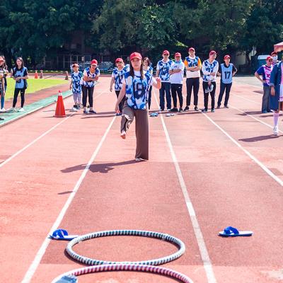 戶外運動場舉行企業運動日活動，趣味競賽身著號碼衣的同仁正挑戰積分團體賽